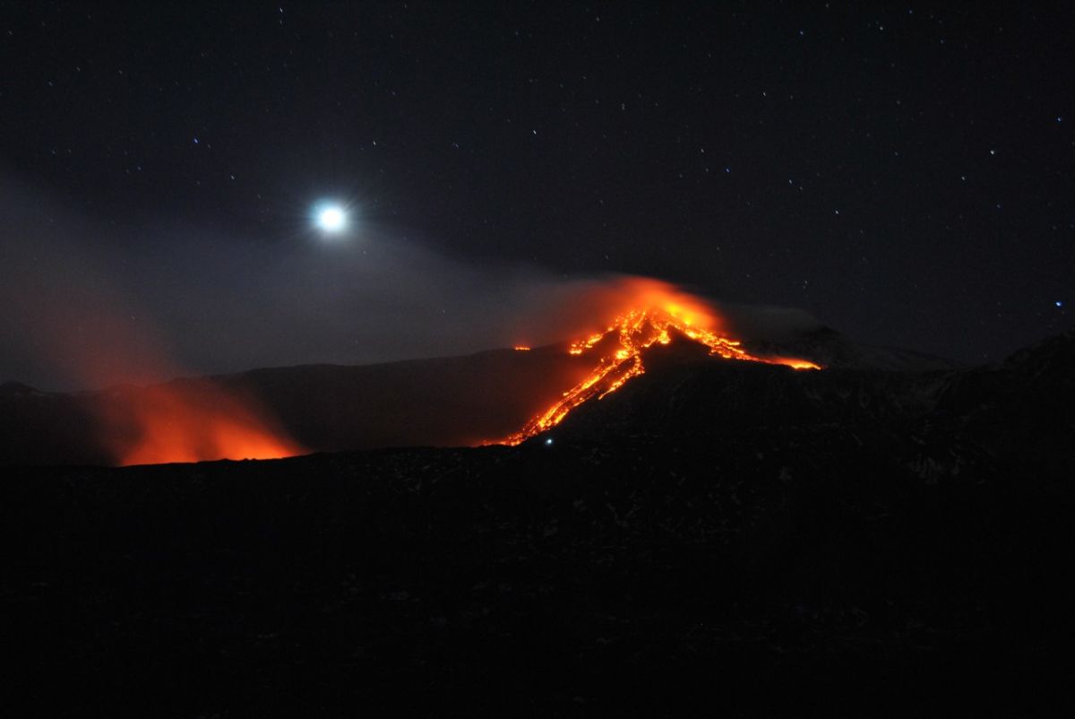 Che cosa succede all'Etna? Il punto sull'attivit&agrave; che ha catturato l'attenzione di social e media in tutto il mondo